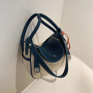 Retro Niche Design Womens Handbag 2025 Trendy Fashion Doctor Bag Ins Single Shoulder Bag Soft Surface Zipper Closure Casual Scene