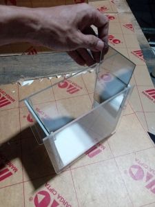 AQUARIUM SOLITER SELFIE CUPANG ACRYLIC TANK SLIM BODY PUTIH UNTUK LIVE STREAMING UKURAN LUAR 17X14X17 CM (UKURAN DALAM 15X8X15 CM) - PLUS CERMIN SLOT SISI KANAN & KIRI BISA BUKA TUTUP - TEBAL BAHAN 3 MM