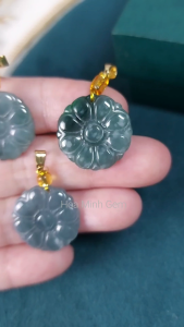 Mặt dây chuyền đá Cẩm Thạch lam Ngọc chạm khắc hình hoa cúc 8 cánh size đk 19mm kiều diễm thời trang G143osmd Hoa Minh Gem