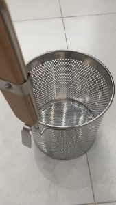 Vợt trụng xương bún hủ tiếu dạng inox đục lỗ cán gỗ Size 14cm