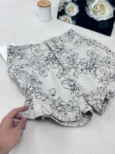 กางเกงขาสั้นผ้ายีนส์ปักลายใหม่ดีไซน์ไฮเอนด์สำหรับผู้หญิง กางเกงขายาวทรงหลวมเอวสูง ผ้าเดนิมทรงหลวม สไตล์อินส์ ฤดูร้อน