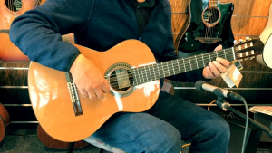 PACO CASTILLO MUSIC ORIGINAL 204 CEDAR GLOSS 4/4 FULL SIZE SPANISH MADE CLASSICAL GUITAR BEGINNER