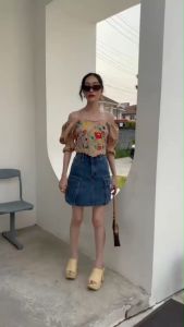 Set เสื้อครอปปาดไหล่ปักดอก อกเสริมฟองน้ำ มีซิปหลัง ทรงแขนตุ๊กตา แต่งขอบลูกไม้ แมทช์กับกระโปรงยีนส์ทรงคาร์โก้ แต่งกระเป๋าข้าง ใช้ผ้าอย่างดีในการตัดเย็บ งานเข้าเซทสวย สดใสสไตล์สาว Y2K จะใส่ไปคาเฟ่ ใส่ในวันสบาย ๆ หรือใส่เป็น everyday look ได้เลยค่ะ 💕   Colo