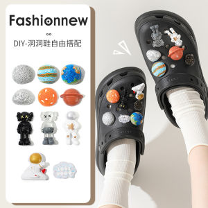 Crocs DIY หัวเข็มขัดตกแต่งรองเท้าแตะ Carolls Shoe Flower Cartoon Slippers Decorative Hole Shoe Stickers Spring 2023