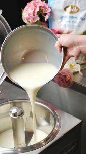 ผงไอศกรีมนม ตราริชชี่ | Milk Ice Cream Powder (Richie) 1kg | ละลายง่าย เนื้อเนียน ครีมมี่ ทำไอศกรีมโฮมเมดได้ง่ายๆ