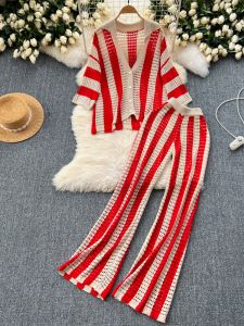 ชุดเสื้อคาร์ดิแกนถักลายทางสีตัดกันหลวมๆ ทรงหลวม กางเกงขายาวทรงหลวม ชุดแฟชั่นฤดูร้อนสำหรับผู้หญิงไซส์ใหญ่