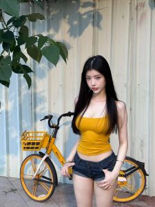 กางเกงขาสั้นผ้ายีนส์ทรงสลิมฟิตเอวต่ำปักลายสำหรับผู้หญิง กางเกงขาสั้นทรงเข้ารูปแบบใหม่ปี 2024 กางเกงขายาวทรงสลิมสไตล์มินิมอลที่สวมใส่สบาย