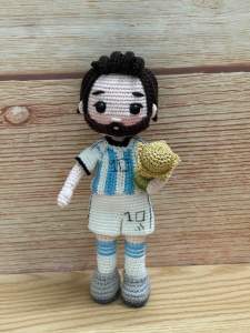 Búp bê Messi móc len thủ công cao khoảng 19cm handmade