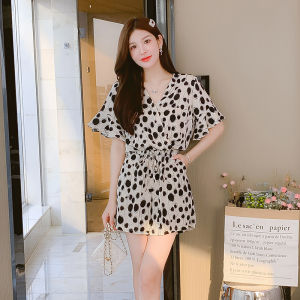 จั๊มสูทขาสั้นผ้าชีฟองสำหรับผู้หญิงพิมพ์ลายจุดแฟชั่นผ้าชีฟองสำหรับเสื้อแขนสั้นคอกว้างเสื้อคลุมบางเอวยางยืดเข้ารูป