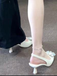 รองเท้าส้นสูงหัวแหลมแบบสวมหัวประดับคริสตัลสไตล์ฝรั่งเศส รองเท้าส้นเดี่ยวแบบสวมหัวสำหรับใส่ไปงานปาร์ตี้ในฤดูใบไม้ร่วงและฤดูหนาว