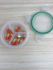 กล่องเก็บยาแบบพกพาสำหรับเดินทาง กล่องเก็บยาแบบโปร่งใสพร้อมแถบซิลิโคน 3 ช่อง กล่องเก็บยาขนาดเล็กแบบทนทาน