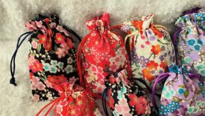 GIFT ถุงผ้าหูรูด ถุงใส่ของ ลายดอกไม้ มี4สี เนื้อผ้าหนาเเน่มากค่ะ ราคาถูก