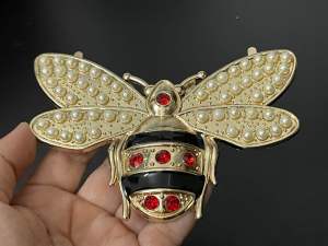 Mác ong lớn trang trí túi xách 117cm x 79cm