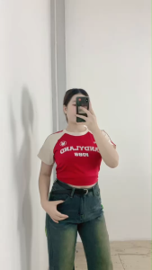 ชุดเซ็ตสุดเท่ เสื้อยืดแขนสั้นดีไซน์เรียบเก๋เข้าคู่กับกางเกงยีนส์ขายาว