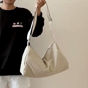 koreafashionshop(KR2229) กระเป๋าสะพายข้างผ้าไนล่อนยู๋ยี๊-ใส่ไอแพดได้ ใบใหญ่