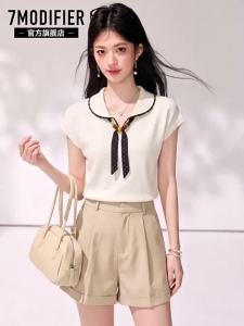 7.Modifier | Áo Blouse Tay Ngắn Kết Hợp Khăn Lụa Phong Cách Pháp