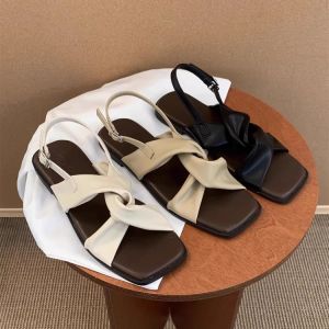 รองเท้าแตะส้นแบนแบบสวมหัวสูงสไตล์ย้อนยุคสำหรับผู้หญิงในช่วงฤดูร้อนปี 2025 สไตล์นางฟ้า รองเท้าแตะชายหาดแบบมีสายรัดข้าม