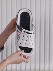 รองเท้าแตะผู้ชายรุ่นใหม่ปี 2024 แบบสีตัด ทำจาก PVC ปลายเท้าเปิด พร้อมลายตัวอักษร แฟชั่น ทันสมัย สวมใส่สบาย เหมาะสำหรับใส่กลางแจ้ง ชายหาด และดีไซน์เรียบง่ายเย็นสบาย