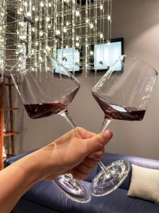 แก้วไวน์แดงหรูหรา 2 ชุด สไตล์ยุโรป สร้างสรรค์สําหรับใช้ในบ้าน แก้วไวน์คริสตัลที่สูง อุปกรณ์ไวน์ที่สะท้อนแสง แก้วไวน์องุ่น