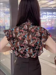 Floral See-Through Slimming Short-Sleeved Blouse