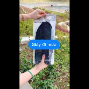 Ủng bọc giày đi mưa cao cấp chất liệu PVC tái sử dụng nhiều lần. Bao giày đi mưa cao cổ dày dặn có khóa