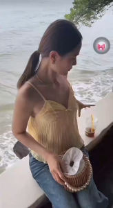 Antnine พร้อมส่ง เสื้อสายเดี่ยว แต่งลูกไม้ แต่งโบว์เล็กๆ  งานเซ็กซี่ มี 3 สี เหลือง ฟ้า ดำ