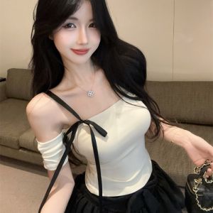 GUZILIAN | เสื้อยืดแขนสั้นไหล่เดียวสไตล์เกาหลีสำหรับผู้หญิงในช่วงฤดูร้อน เสื้อตัวสั้นทรงสลิมฟิตสีพื้น ทรงเข้ารูป เส้นใยโพลีเอสเตอร์