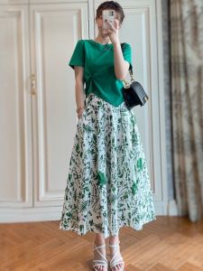 ชุดเสื้อยืดแขนสั้นเข้ารูปเอว กางเกงกระโปรงสั้นลายดอกไม้ ชุดแฟชั่นฤดูร้อนสำหรับผู้หญิง ชุดสองชิ้น ทรงเข้ารูป เอวสูง แขนสั้น