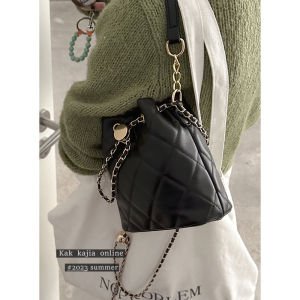 กระเป๋าสะพายไหล่ผู้หญิง 2023 กระเป๋าถือทรงถังแฟชั่นใหม่ กระเป๋าสะพายข้างลายสี่เหลี่ยม สีสันสดใส กระเป๋าสะพายข้างแบบมีสายโซ่