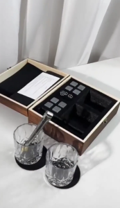 ชุดหินเย็นใส่เหล้าวิสกี้ชุดของขวัญแก้ววิสกี้2ถ้วย200มล. หินหนาวเหน็บของขวัญดื่มชุดแก้วสำหรับผู้ชายพ่อสามี【จัดส่งจากกรุงเทพฯ】