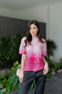 เสื้อคอจีน แขน4 ส่วน จั๊มแขนตุ๊กตา แพทเทิร์นเริ่ด สวยเลอค่า พิมพ์ลายดอกชบา ประดับเพชร 💎💎  วิ๊งๆ วับๆ สวยงาม ดีเทลไล่เฉดสีในตัว โดดเด่นสุดๆ  และรุ่นนี้แต่งกระดุมเรียงยาว  สีเดียวกับตัวเสื้อ ✨✨✨✨✨✨  ** งานอัดพลีท ประณีตแบบแน่นๆ เกรดเอ แบบงานแบรนด์ ย้ำเน้น