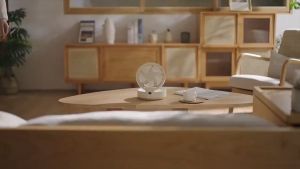 Electrolux UY01 พัดลมพกพาขนาดเล็ก ชาร์จ USB ใช้งานได้ 10 ชั่วโมง พร้อมรีโมทควบคุม + สติ๊กเกอร์ติดผนัง