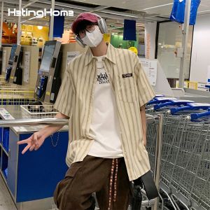 HetingHOME | เสื้อเชิ้ตแขนสั้นหลวมๆ สำหรับผู้ชาย Hetinghome ฤดูร้อน 2024 ทรงหลวมๆ ลายทาง เสื้อเชิ้ตคู่รัก ทรงหลวมๆ สำหรับผู้ชาย