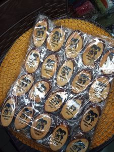 VANIA SOUVENIR.. ISI 100pcs )SOUVENIR PERNIKAHAN GANTUNGAN KUNCI WEDDING KAYU PINUS