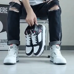 Sepatu Sneakers Putih Pria Casual Terbaru Cowok Korea Style Bahan Kulit Sintetis Warna Putih Dan Cream Ukuran Standart..