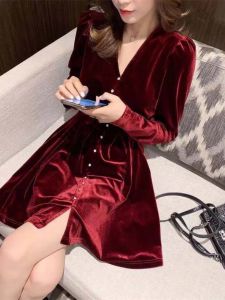 ชุดเดรสยาวผ้ากำมะหยี่สีแดงทองคอวีแขนยาวสไตล์สตรีทแฟชั่นฤดูใบไม้ร่วงสำหรับผู้หญิง กระโปรงทรงเอ กระดุมติดด้วยหัวเข็มขัด