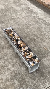 ฝาปิดสแตนเลสรูปตัว U หินกรวด การวางรางระบายน้ำในลานบ้าน ท่อระบายน้ำรางรูปตัว U ฝาปิดน้ำฝนกรวด