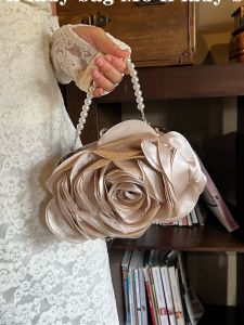 กระเป๋าสตรีแบบสะพายข้างลายดอกกุหลาบสไตล์จีนย้อนยุค กระเป๋าถือสำหรับงานเลี้ยงค่ำ กระเป๋าสะพายข้างขนาดเล็ก ผ้าซาติน กระเป๋าสะพายข้างสำหรับวัยรุ่น