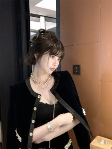 ชุดเสื้อคลุมผ้ากำมะหยี่สีดำและกระโปรงสั้นทรงเอสำหรับผู้หญิงในฤดูใบไม้ร่วงและฤดูหนาว เทรนด์ฮิปสเตอร์ แฟชั่นไฮเอนด์ คอลเลกชั่นฤดูใบไม้ร่วงปี 2023