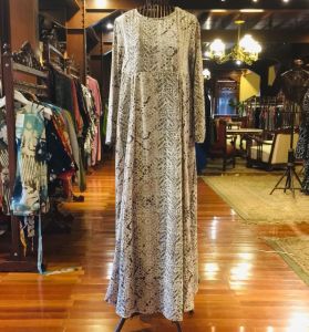 Gaudia Dress by Dian Pelangi LIMITED EDITION Busana Muslim Baju Maxi Gamis Abaya Kaftan Gaun Outfit Batik Pesta Pernikahan Kondangan Casual Formal Wanita Hijaber Cantik Anggun Modis Modern Elegan Mewah Model Terbaru Motif Abstrak Kekinian