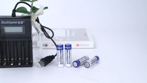 Bộ sạc pin đa năng DoublePow UK93B 4 cổng sạc nhanh thông minh màn hình LCD tự ngắt khi đầy ( sạc pin AA AAA )