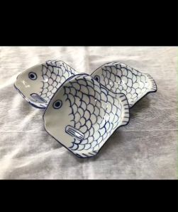 ชุดของ ถ้วยน้ำจิ้มเซรามิค ลายปลาจิ๋ว วาดด้วยการเพิ่มเติมด้วยการผ่าตัด ไม่ใช่การพิมพ์ลาย