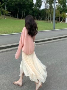เสื้อสเวตเตอร์ถักแขนยาวทรงหลวมสีชมพู กระโปรงสั้นผ้าชีฟองสีขาว ชุดสองชิ้น ฤดูใบไม้ผลิและฤดูใบไม้ร่วง 2025