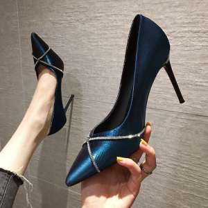รองเท้าส้นสูงสไตล์ฝรั่งเศส ทรงหัวแหลม หัวเข็มขัดสีเข้ม รองเท้าส้นเดี่ยวแฟชั่นสำหรับงานรับประทานอาหาร รองเท้าส้นเดี่ยวสำหรับผู้หญิง