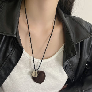 Long Black Rope Heart Pendant Necklace Womens Fashionable Minimalist Style Sweater Chain Accessory Fresh out New Trend
