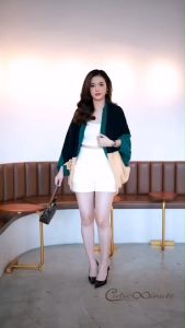 เสื้อคลุมไหมพรมเนื้อหนานุ่มกำลังดี งานวางลายสีผ้าสลับกัน สามารถปรับแต่งการใส่ได้ตามใจชอบ ใส่คลุมฝน คลุมหนาวได้สบาย ใครยังไม่มีเสื้อคลุมสวยๆชิคๆ ต้องไม่พลาดตัวนี้นะคะ มี 4 สี ดำเขียว ส้มกากี เขียวนต. เทาดำ -- ฟรีไซส์ -- เสื้อยาวสุด 34 "