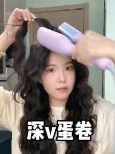 เครื่องม้วนผมขนาด 32 มม. นี้ร้อนเร็วและให้ทรงผมที่อยู่ทรงนาน ช่วยให้คุณสร้างลอนผมแบบนางเงือกและลอนผมแบบราเม็งได้ เครื่องม้วนผมอัตโนมัตินี้เหมาะสำหรับผู้เริ่มต้นและไม่ทำให้ผมเสีย