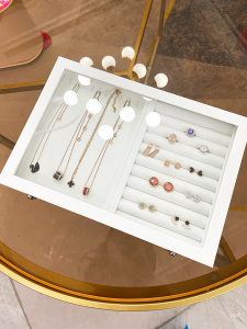 Luxurious White PU Leather Jewelry Box with Large Storage for Necklaces Earrings Rings Fashionable Display Props