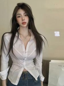 เสื้อเชิ้ตสีขาวเซ็กซี่สำหรับผู้หญิง ฤดูใบไม้ร่วง 2023 เสื้อเชิ้ตสไตล์ฝรั่งเศสทรงเข้ารูป กระโปรงทรงเอ แขนยาว คอวี