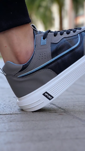 2025 ฤดูใบไม้ผลิใหม่รองเท้าผู้ชาย รองเท้าสีขาว รองเท้าแฟชั่นคณะกรรมการกีฬา รองเท้าสบาย